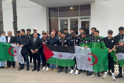 وصول المنتخب الصحراوي الشقيق إلى مطار هواري بومدين الدولي تحسبا للقاء الودي المبرمج هذا الجمعة بملعب نيلسون مونديلا ببراقي ضد نخبة من اللاعبين الدوليين السابقين.